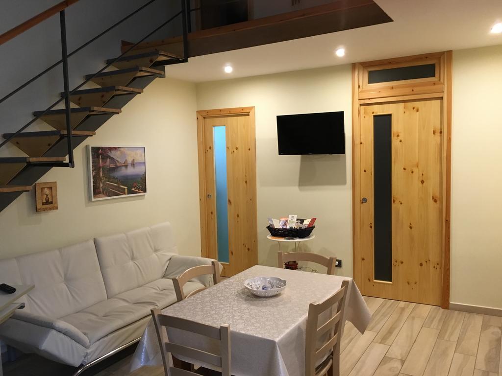 Queen Carolina'S Homes - Apartments In Old Town ナポリ エクステリア 写真